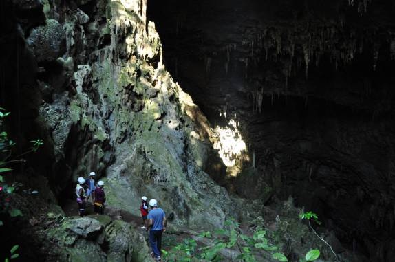 Entrando na famosa Gruta Azul, em Bonito, no Mato Grosso do Sul